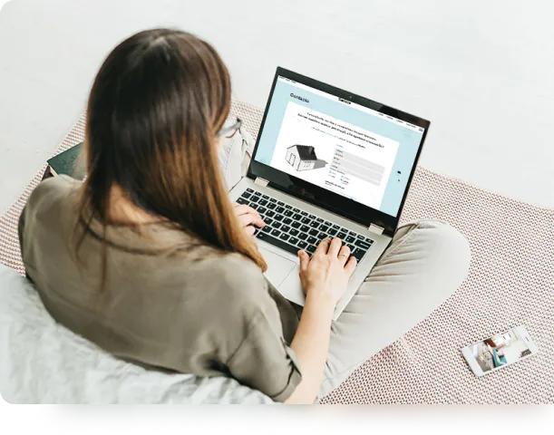 Mujer navegando por internet con un portátil
